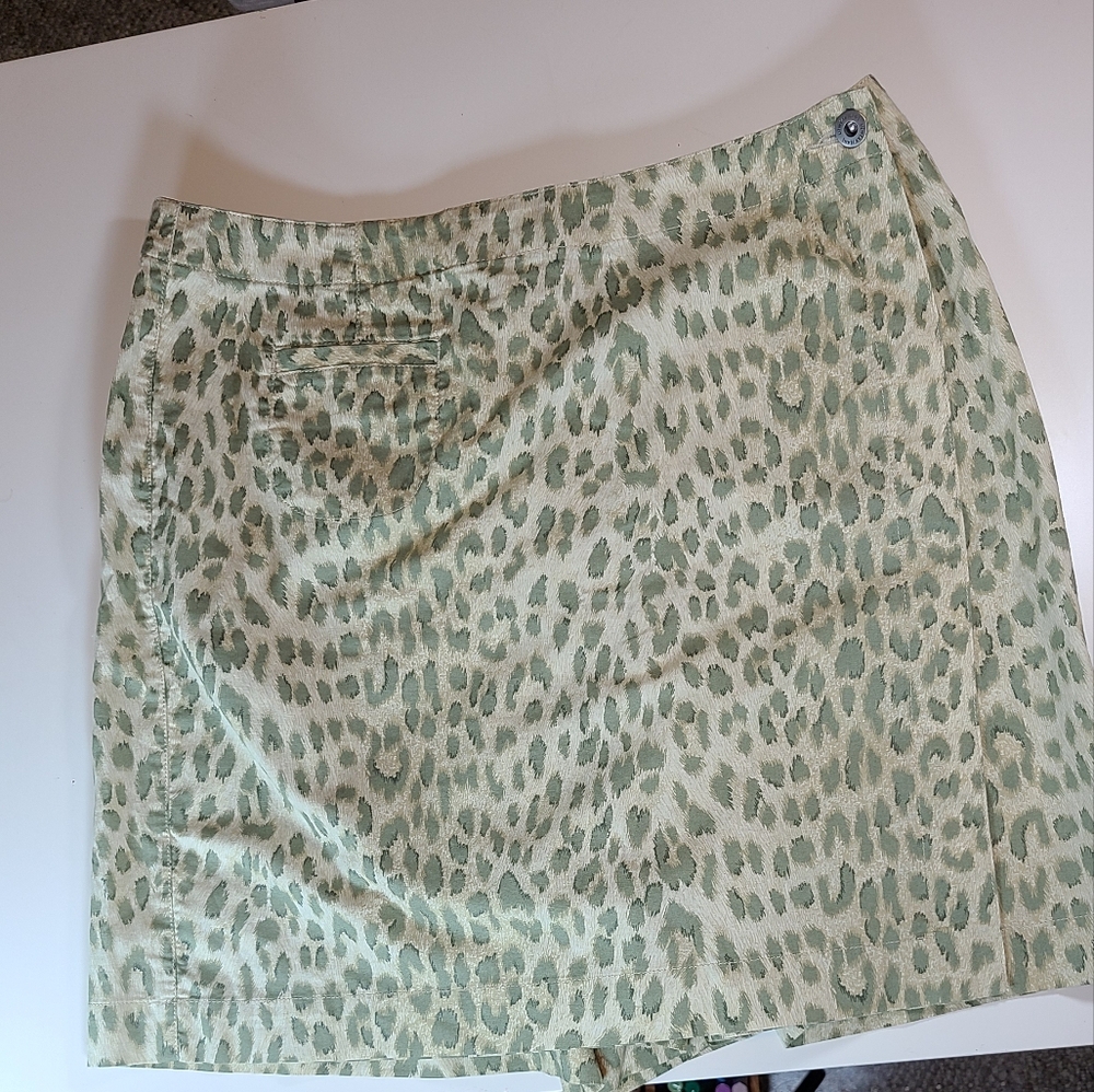 25-3-356 LIZ CLAIBORNE Leopard Print Green sKORT NWOT